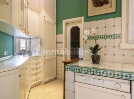 Vendita Appartamento in Borgo San Iacopo 2. Firenze. Buono stato, quarto piano, riscaldamento centra, Italia, Firenze