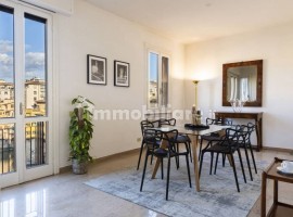 Vendita Appartamento in Borgo San Iacopo 2. Firenze. Buono stato, quarto piano, riscaldamento centra, Italia, Firenze