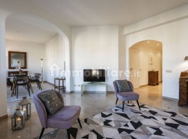 Vendita Appartamento in Borgo San Iacopo 2. Firenze. Buono stato, quarto piano, riscaldamento centra, Italia, Firenze