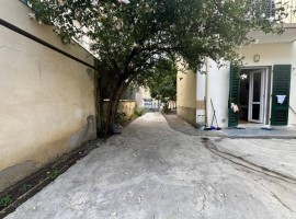 Vendita Appartamento in via degli alberti 3. Signa. Buono stato, piano terra, posto auto, con balcon