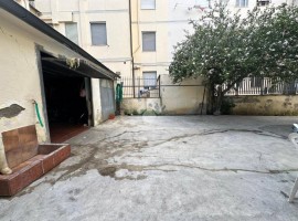 Vendita Appartamento in via degli alberti 3. Signa. Buono stato, piano terra, posto auto, con balcon