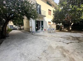 Vendita Appartamento in via degli alberti 3. Signa. Buono stato, piano terra, posto auto, con balcon