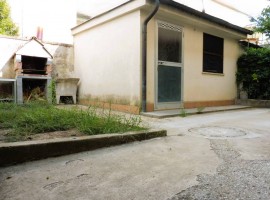 Vendita Terratetto unifamiliare in viale Giovanni Boccaccio 109 Empoli. Da ristrutturare, con balcon