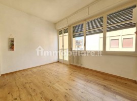 Vendita Appartamento Firenze. Quadrilocale in via Frusa. Buono stato, quarto piano, con balcone, ris, Italia, Firenze