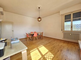 Vendita Appartamento Firenze. Quadrilocale in via Frusa. Buono stato, quarto piano, con balcone, ris, Italia, Firenze