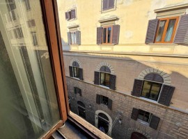 Vendita Appartamento in piazza di Santa Croce. Firenze. Buono stato, terzo piano, riscaldamento auto, Italia, Firenze