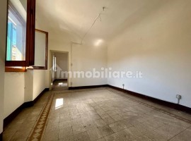 Vendita Appartamento Firenze. Trilocale in via del Pignone 1. Da ristrutturare, secondo piano, risca, Italia, Firenze