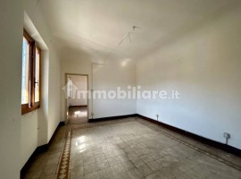 Vendita Appartamento Firenze. Trilocale in via del Pignone 1. Da ristrutturare, secondo piano, risca, Italia, Firenze