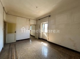 Vendita Appartamento Firenze. Trilocale in via del Pignone 1. Da ristrutturare, secondo piano, risca, Italia, Firenze