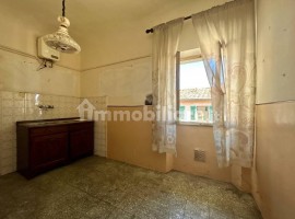 Vendita Appartamento Firenze. Trilocale in via del Pignone 1. Da ristrutturare, secondo piano, risca, Italia, Firenze