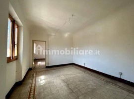 Vendita Appartamento Firenze. Trilocale in via del Pignone 1. Da ristrutturare, secondo piano, risca, Italia, Firenze