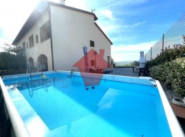 Vendita Villa a schiera in via Torribina Cerreto Guidi. Ottimo stato, posto auto, con terrazza, risc