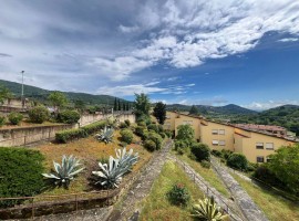 Vendita Appartamento in via di Mimmole. Fiesole. Buono stato, primo piano, posto auto, con balcone, , Italia, Fiesole