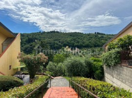 Vendita Appartamento in via di Mimmole. Fiesole. Buono stato, primo piano, posto auto, con balcone, , Italia, Fiesole