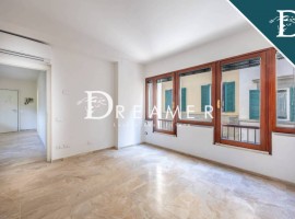 Vendita Appartamento Firenze. Quadrilocale in Borgo Pinti 39. Ottimo stato, primo piano, con balcone, Italia, Firenze