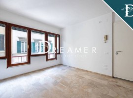 Vendita Appartamento Firenze. Quadrilocale in Borgo Pinti 39. Ottimo stato, primo piano, con balcone, Italia, Firenze