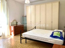 Vendita Appartamento Firenze. Trilocale in via Castelfidardo. Buono stato, piano terra, con balcone,