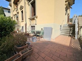 Vendita Appartamento in Campo Marte. Firenze. Buono stato, piano terra, con balcone, riscaldamento a