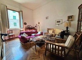 Vendita Appartamento in Campo Marte. Firenze. Buono stato, piano terra, con balcone, riscaldamento a