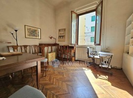 Vendita Appartamento in Campo Marte. Firenze. Buono stato, piano terra, con balcone, riscaldamento a