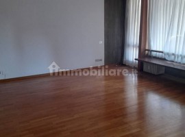 Vendita Appartamento Firenze. Da ristrutturare, secondo piano, posto auto, con terrazza, riscaldamen, Italia, Firenze