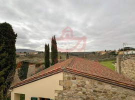 Vendita Appartamento San Casciano in Val di Pesa. Trilocale in piazza Vittorio Veneto. Buono stato, , Italia, San Casciano in Val di Pesa