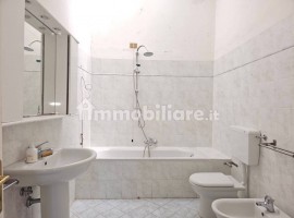 Vendita Appartamento Firenze. Quadrilocale in via Aretina 236. Da ristrutturare, primo piano, con ba, Italia, Firenze