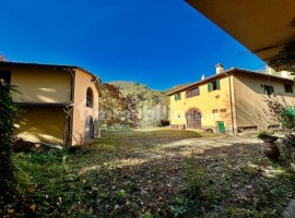 Vendita Casa colonica in Strada Provinciale Alto Valdarno Reggello. Ottimo stato, posto auto, 478 m², Italia, Reggello