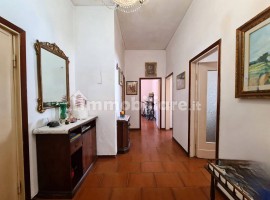 Vendita Appartamento Firenze. Trilocale in via Domenico Maria Manni. Da ristrutturare, primo piano, 