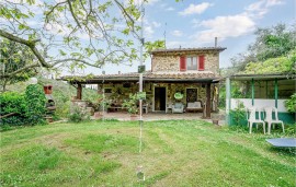 Appartamento con giardino al piano terra e parcheggio - 2 km da La Lama Appartamento con giardino al