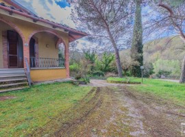 Vendita Villa unifamiliare in via della Casina Arezzo. Da ristrutturare, posto auto, con terrazza, r