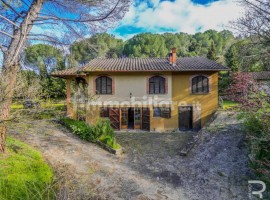 Vendita Villa unifamiliare in via della Casina Arezzo. Da ristrutturare, posto auto, con terrazza, r