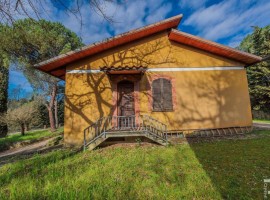 Vendita Villa unifamiliare in via della Casina Arezzo. Da ristrutturare, posto auto, con terrazza, r