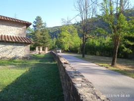 Casa in pietra, con grande giardino e bosco privato