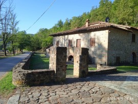 Casa in pietra, con grande giardino e bosco privato