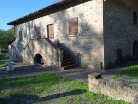 Casa in pietra, con grande giardino e bosco privato