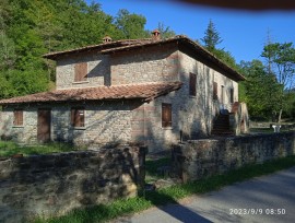 Casa in pietra, con grande giardino e bosco privato