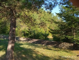 Casa in pietra, con grande giardino e bosco privato