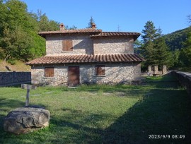 Casa in pietra, con grande giardino e bosco privato