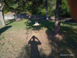 Casa in pietra, con grande giardino e bosco privato