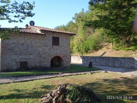 Casa in pietra, con grande giardino e bosco privato