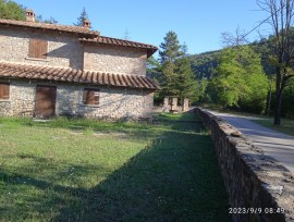 Casa in pietra, con grande giardino e bosco privato, Italia, Subbiano