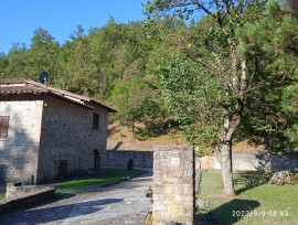 Casa in pietra, con grande giardino e bosco privato