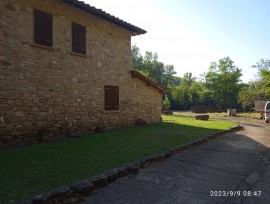 Casa in pietra, con grande giardino e bosco privato