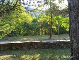 Casa in pietra, con grande giardino e bosco privato