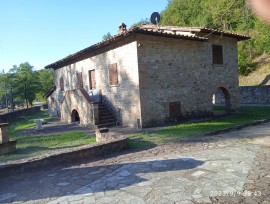 Casa in pietra, con grande giardino e bosco privato