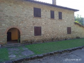 Casa in pietra con grande giardino e bosco privato