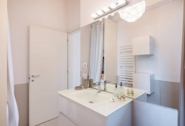 Elegant Apt W/ Parking &1 min walk from Tram stop!, Italy, Padova, Provincia Di Padova
