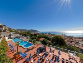 Appartamento sulla spiaggia con parcheggio, piscina e terrazza, Italia, Pietra Ligure, Comune di Pietra Ligure