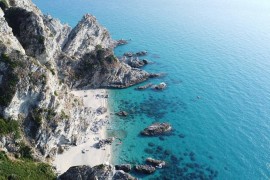 Villino Due, con scalinata per la spiaggia a Capo Vaticano, Italia, Faro Capo Vaticano, Provincia di Vibo Valentia